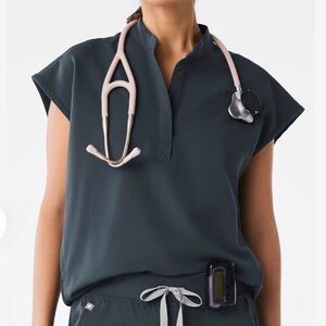 Figs dark harbor scrub set